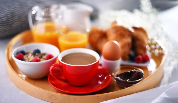 Tablett Mit Frühstück Auf Dem Bett Hotelzimmer — Stockfoto