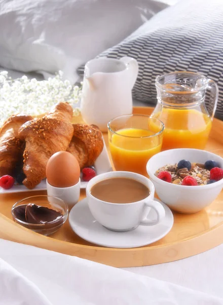 Tablett Mit Frühstück Auf Dem Bett Hotelzimmer — Stockfoto