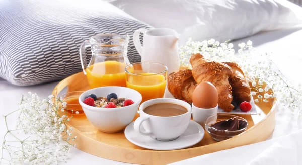Tablett Mit Frühstück Auf Dem Bett Hotelzimmer — Stockfoto
