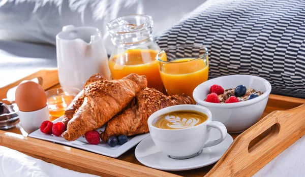 Otel Odasındaki Bir Yatakta Kahvaltı Tepsisi — Stok fotoğraf