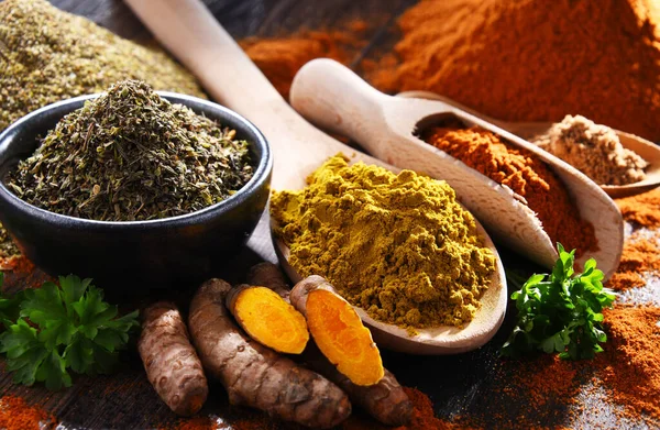 Ahşap mutfak masasında baharatlı kompozisyon.