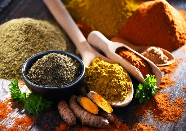 Ahşap mutfak masasında baharatlı kompozisyon.