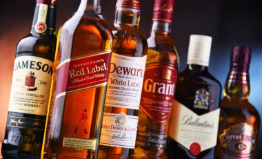 POZNAN, POL - 12 Mayıs 2021: Popüler küresel viski markalarının şişeleri