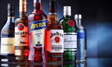 POZNAN, POL - 12 Mayıs 2021: Viski, votka, tekila ve cin içeren çeşitli küresel likör markaları 