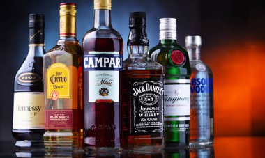 POZNAN, POL - 12 Mayıs 2021: Viski, votka, tekila ve cin içeren çeşitli küresel likör markaları 