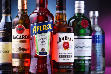 POZNAN, POL - 12 Mayıs 2021: Viski, votka, tekila ve cin içeren çeşitli küresel likör markaları 