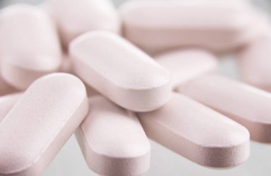 Beyaz arka plan üzerinde ilaç hapları ile kompozisyon.