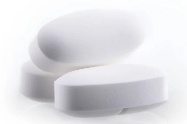 Composição Com Pílulas Farmacêuticas Sobre Fundo Branco — Fotografia de Stock