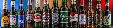 POZNAN, POL - 06, 2021: Heineken, Becks, Bud, Miller, Corona, Stella Artois ve Carlsberg gibi ünlü küresel bira markaları