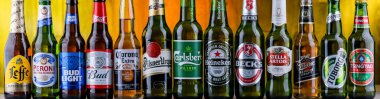 POZNAN, POL - 06, 2021: Heineken, Becks, Bud, Miller, Corona, Stella Artois ve Carlsberg gibi ünlü küresel bira markaları