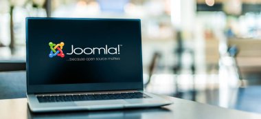 POZNAN, POL - 6 Ocak 2021: Web sitelerinde web içeriği yayınlamak için özgür ve açık kaynak içerik yönetim sistemi (CMS) olan Joomla 'nın logosunu gösteren dizüstü bilgisayar