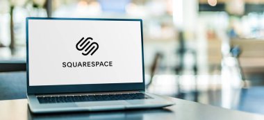 POZNAN, POL - SEP 23, 2020: ABD 'li bir şirket olan Squarespace, Inc.' nin logosunu gösteren dizüstü bilgisayar, web sitesi oluşturma ve sunma hizmeti olarak yazılım sağlıyor