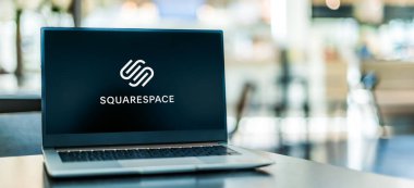 POZNAN, POL - 6 Ocak 2021: ABD 'li bir şirket olan Squarespace, Inc.' nin logosunu gösteren dizüstü bilgisayar, web sitesi oluşturma ve sunma hizmeti olarak yazılım sağlıyor.