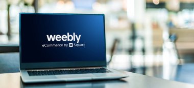 POZNAN, POL - 6 Ocak 2021: Merkezi San Francisco 'da bulunan Weebly adlı web sunucu servisinin logosunu gösteren dizüstü bilgisayar