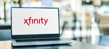 POZNAN, POL - 6 Ocak 2021: Xfinity 'nin logosu, Comcast Cable Communications, LLC' nin tüketici kablolu televizyonu, internet, telefon ve diğer hizmetleri gösteren dizüstü bilgisayar