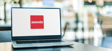 POZNAN, POL - 6 Ocak 2021: 2008 yılında Deepinder Goyal ve Pankaj Chaddah tarafından kurulan bir Hint restoranı toplayıcısı ve yemek dağıtım şirketi olan Zomato 'nun logosunu gösteren dizüstü bilgisayar