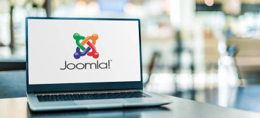 POZNAN, POL - 6 Ocak 2021: Web sitelerinde web içeriği yayınlamak için özgür ve açık kaynak içerik yönetim sistemi (CMS) olan Joomla 'nın logosunu gösteren dizüstü bilgisayar