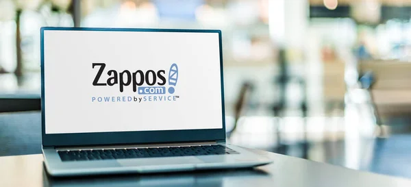 Poznan Pol Jan 2021 Komputer Laptop Yang Menampilkan Logo Zappos — Stok Foto