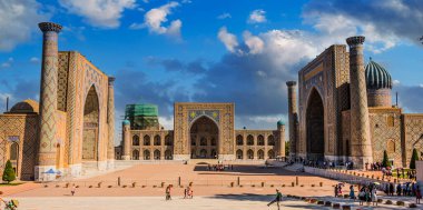 Semerkant, Özbekistan - 8 Mayıs 2019: Registan, Semerkant antik kentinin kalbinde eski bir meydan, Özbekistan. 
