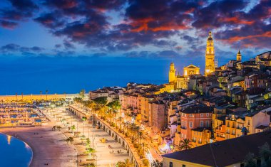 Menton 'un eski şehir mimarisi gün batımından sonra Fransız Rivierasında