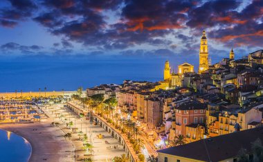 Menton 'un eski şehir mimarisi gün batımından sonra Fransız Rivierasında