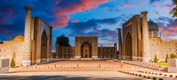 Registan 乌兹别克斯坦撒马尔罕古城中心的一个古老的公共广场 — 图库照片
