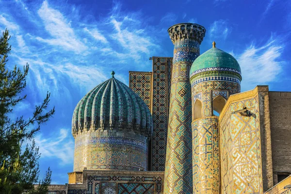 瑞吉斯坦的建筑 乌兹别克斯坦萨马尔罕古城中心的一个古老的公共广场 — 图库照片