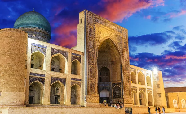 Kalan或Poi Kalan 位于乌兹别克斯坦布哈拉Kalan尖塔周围的一个伊斯兰宗教建筑群 — 图库照片