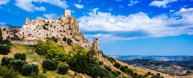 Matera, Basilicata, İtalya 'da hayalet bir kasaba olan Craco' nun manzarası