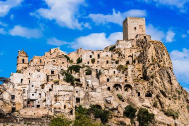 Matera, Basilicata, İtalya 'da hayalet bir kasaba olan Craco' nun manzarası