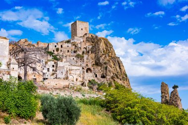 Matera, Basilicata, İtalya 'da hayalet bir kasaba olan Craco' nun manzarası