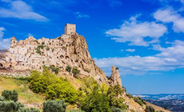 Matera, Basilicata, İtalya 'da hayalet bir kasaba olan Craco' nun manzarası