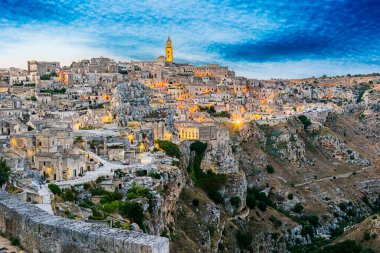 Matera, Basilicata, İtalya 'nın panoramik gece görüntüsü