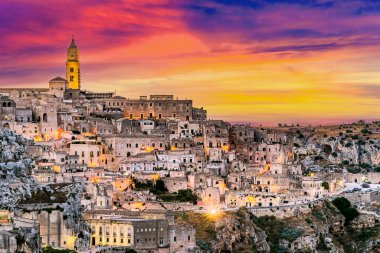 Matera, Basilicata, İtalya 'nın panoramik gece görüntüsü