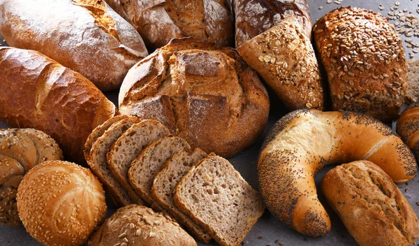 Diverse Bakkerijproducten Met Inbegrip Van Brood Broodjes — Stockfoto