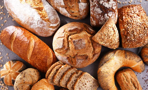 Verschiedene Backwaren Darunter Brot Und Brötchen — Stockfoto