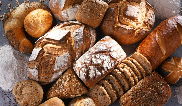 Diverse Bakkerijproducten Met Inbegrip Van Brood Broodjes — Stockfoto