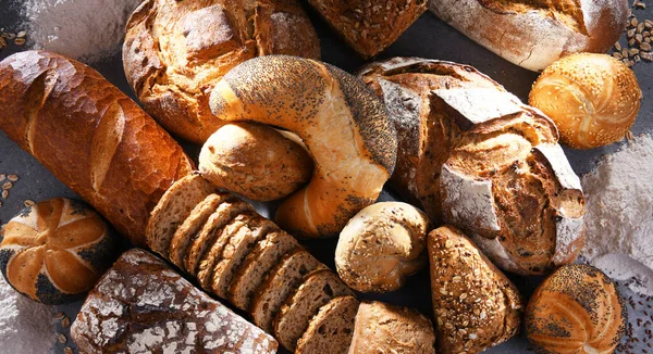 Diverse Bakkerijproducten Met Inbegrip Van Brood Broodjes — Stockfoto