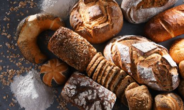 Ekmek ve rulo ekmekler dahil çeşitli fırın ürünleri.