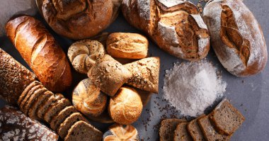 Ekmek ve rulo ekmekler dahil çeşitli fırın ürünleri.