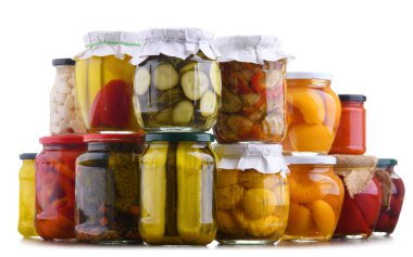 Çeşitli sebze ve meyvelerle marine edilmiş kavanozlar. Yiyecek sakladım.