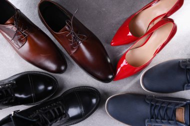 Dört çift ayakkabıyla kompozisyon.