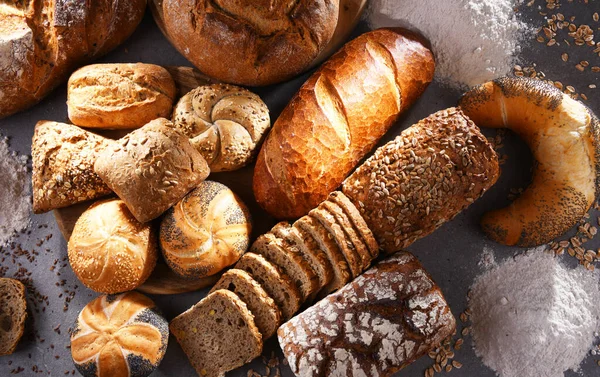 Diverse Bakkerijproducten Met Inbegrip Van Brood Broodjes — Stockfoto