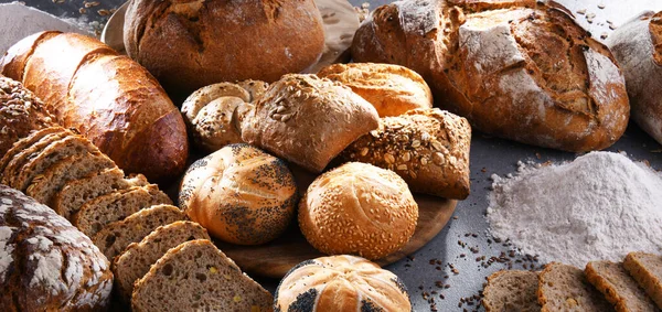 Diverse Bakkerijproducten Met Inbegrip Van Brood Broodjes — Stockfoto