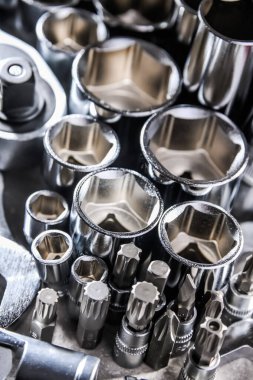 Çeşitli metal aletlerle kompozisyon.