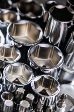 Çeşitli metal aletlerle kompozisyon.