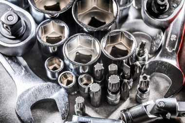 Çeşitli metal aletlerle kompozisyon.