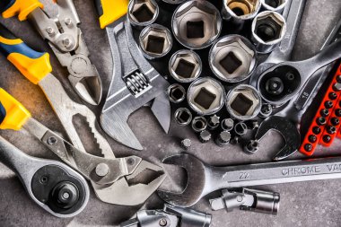 Çeşitli metal aletlerle kompozisyon.