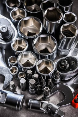 Çeşitli metal aletlerle kompozisyon.