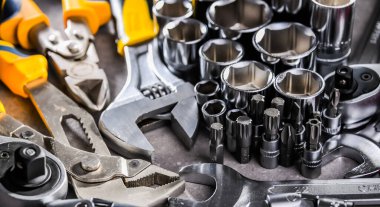 Çeşitli metal aletlerle kompozisyon.